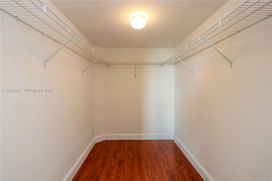 For Rent: $2,550 (1 beds, 1 baths, 824 Square Feet)