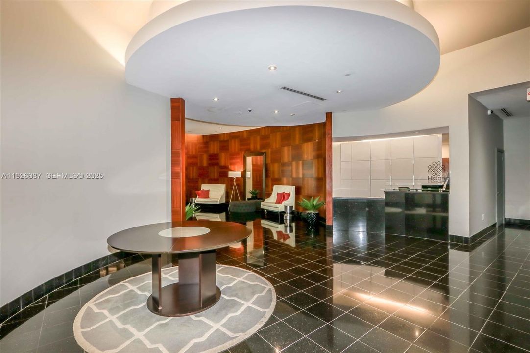 For Rent: $2,550 (1 beds, 1 baths, 824 Square Feet)