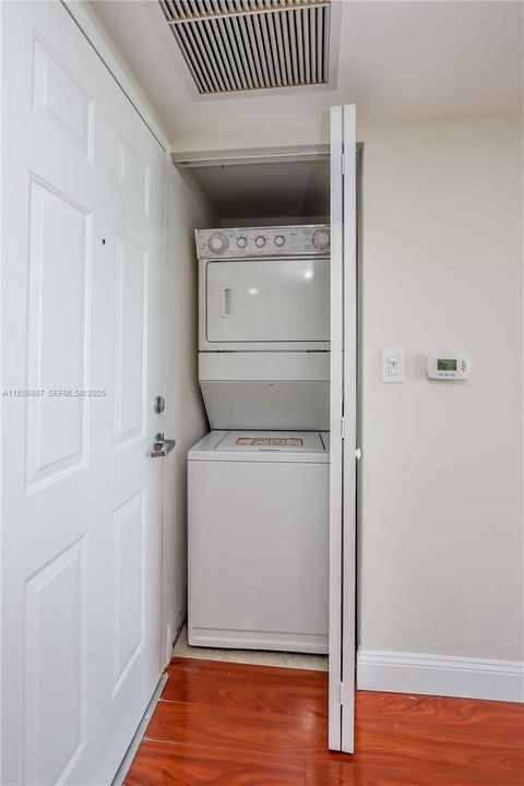 For Rent: $2,550 (1 beds, 1 baths, 824 Square Feet)