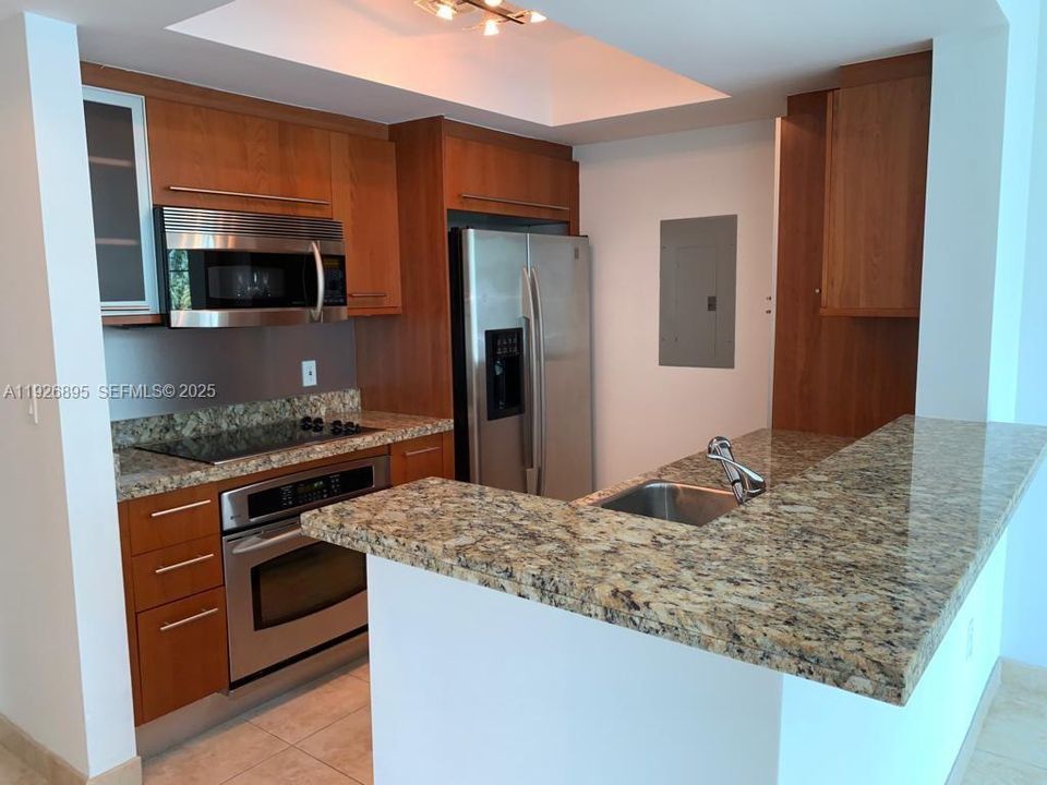 出租: $4,500 (2 贝兹, 2 浴室, 1010 平方英尺)