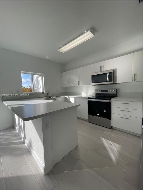 For Rent: $2,400 (3 beds, 2 baths, 1464 Square Feet)