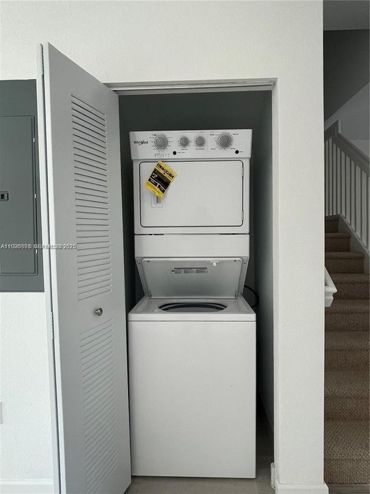 For Rent: $2,400 (3 beds, 2 baths, 1464 Square Feet)