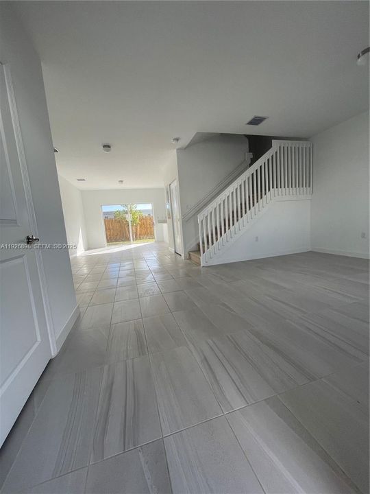 For Rent: $2,400 (3 beds, 2 baths, 1464 Square Feet)