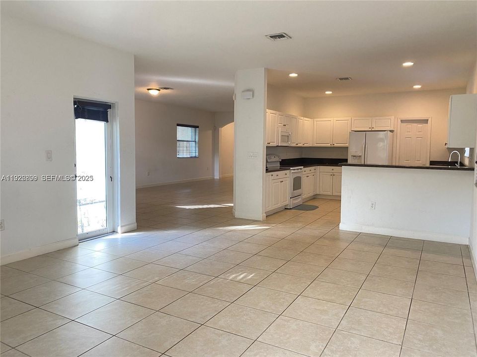 For Rent: $3,700 (5 beds, 2 baths, 2693 Square Feet)