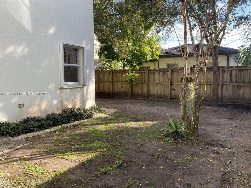 For Rent: $3,700 (5 beds, 2 baths, 2693 Square Feet)