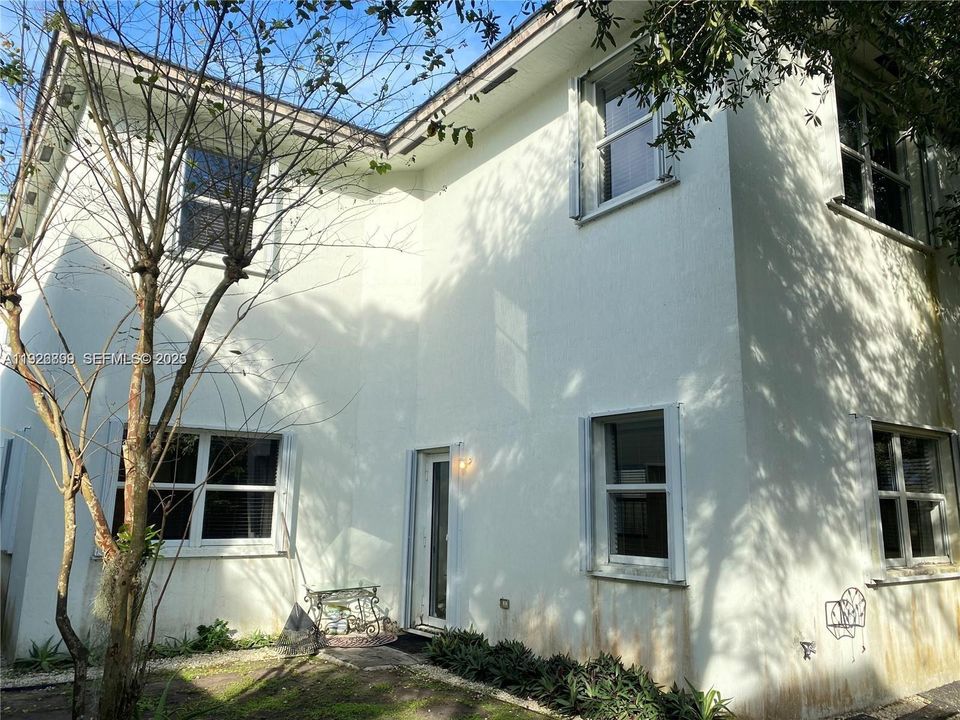 For Rent: $3,700 (5 beds, 2 baths, 2693 Square Feet)