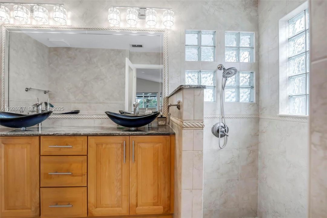 待售: $750,000 (3 贝兹, 2 浴室, 1690 平方英尺)