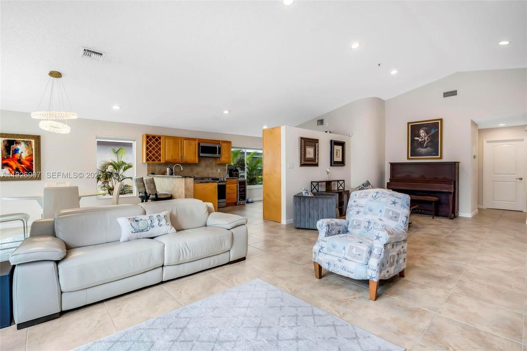 待售: $750,000 (3 贝兹, 2 浴室, 1690 平方英尺)