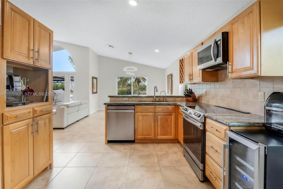 待售: $750,000 (3 贝兹, 2 浴室, 1690 平方英尺)