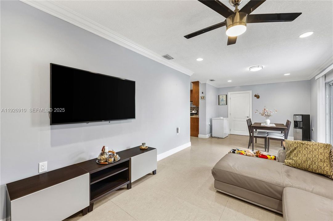 待售: $549,999 (4 贝兹, 2 浴室, 1761 平方英尺)