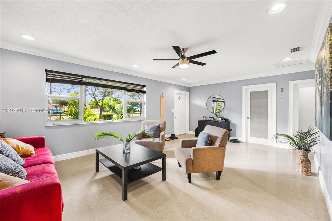 待售: $549,999 (4 贝兹, 2 浴室, 1761 平方英尺)