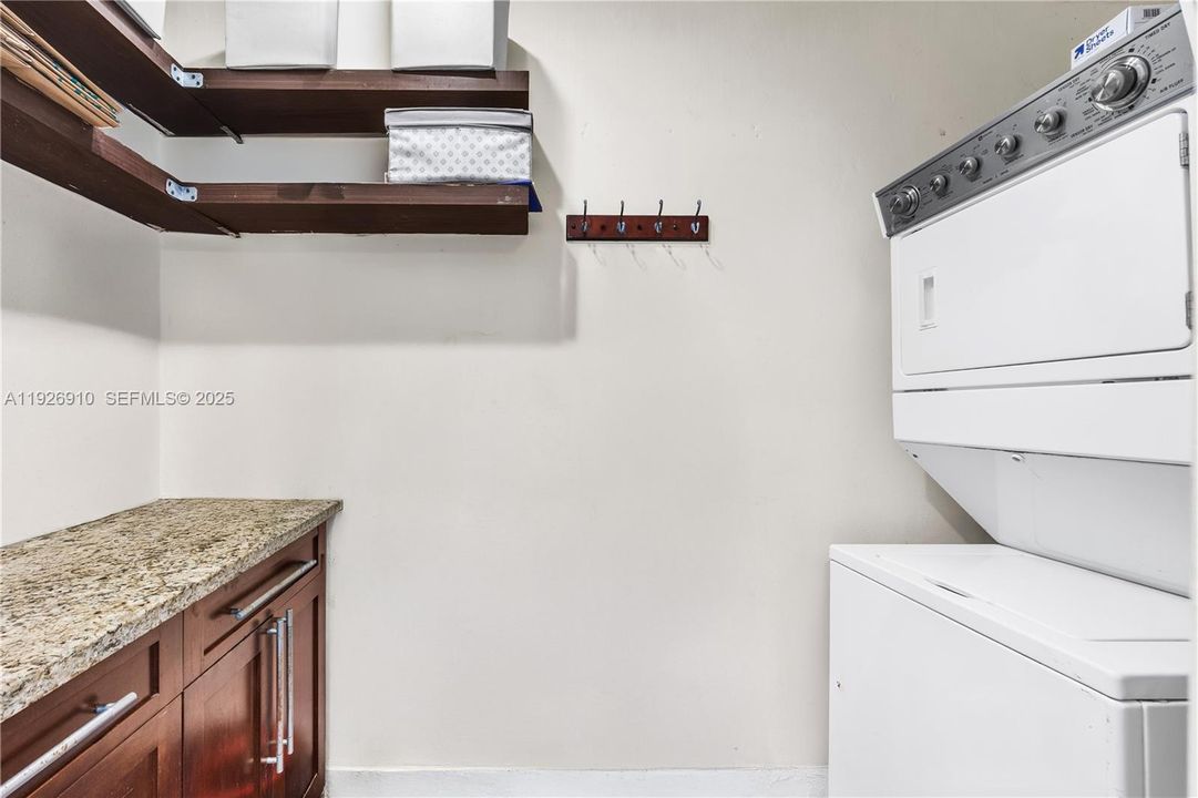 待售: $549,999 (4 贝兹, 2 浴室, 1761 平方英尺)