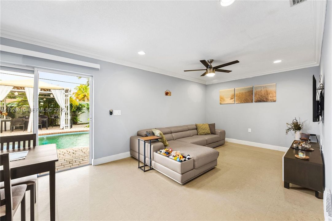 待售: $549,999 (4 贝兹, 2 浴室, 1761 平方英尺)