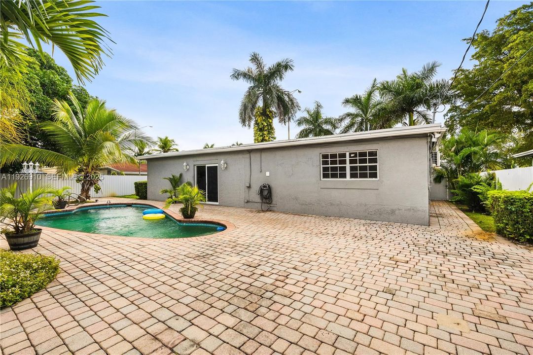 待售: $549,999 (4 贝兹, 2 浴室, 1761 平方英尺)