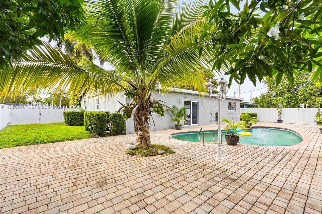 待售: $549,999 (4 贝兹, 2 浴室, 1761 平方英尺)