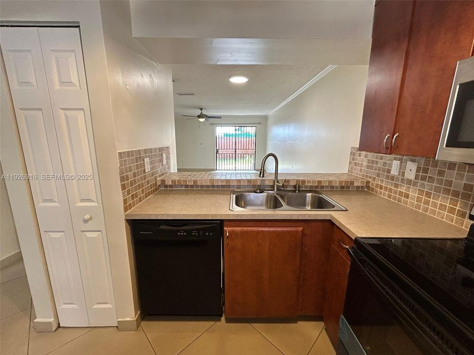 For Rent: $2,495 (2 beds, 2 baths, 1160 Square Feet)