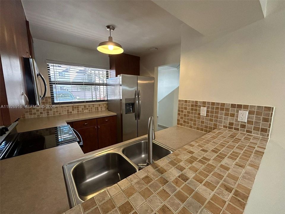 For Rent: $2,495 (2 beds, 2 baths, 1160 Square Feet)