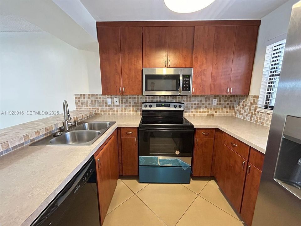 For Rent: $2,495 (2 beds, 2 baths, 1160 Square Feet)