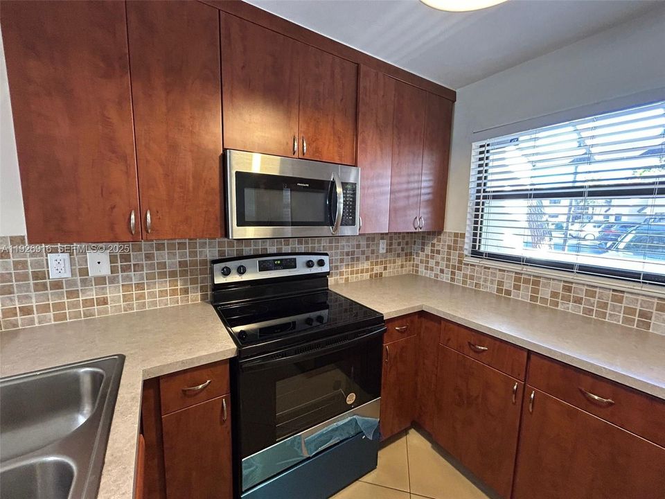 For Rent: $2,495 (2 beds, 2 baths, 1160 Square Feet)