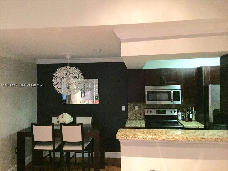 For Rent: $2,000 (1 beds, 1 baths, 586 Square Feet)