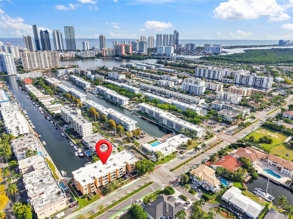 For Sale: $240,000 (2 beds, 2 baths, 935 Square Feet)