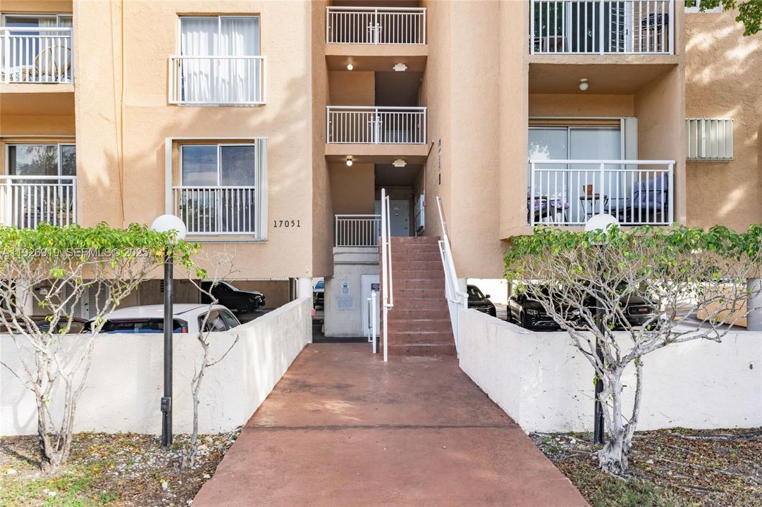 For Sale: $240,000 (2 beds, 2 baths, 935 Square Feet)