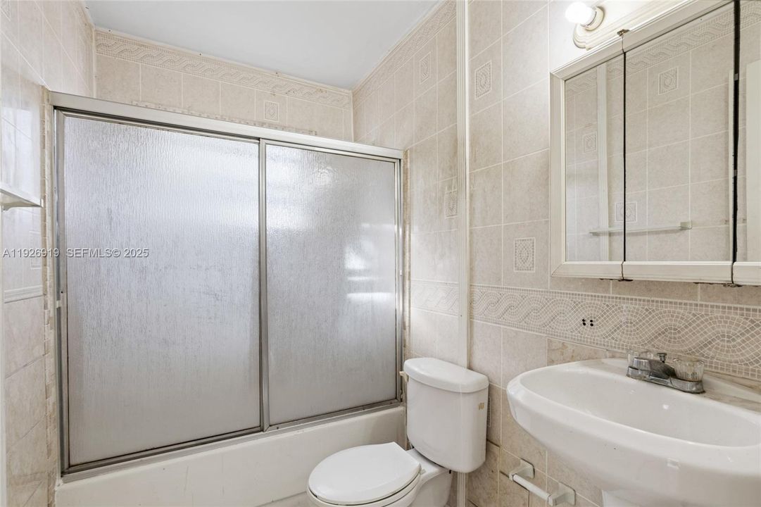 For Sale: $240,000 (2 beds, 2 baths, 935 Square Feet)