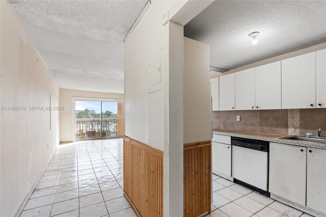For Sale: $240,000 (2 beds, 2 baths, 935 Square Feet)