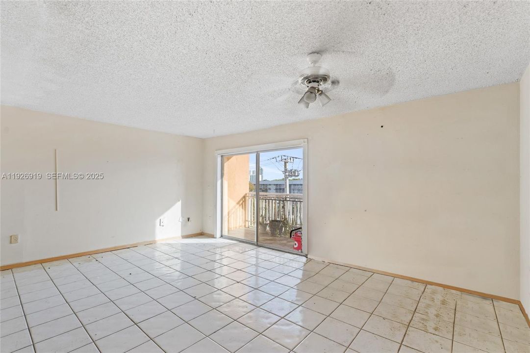 For Sale: $240,000 (2 beds, 2 baths, 935 Square Feet)