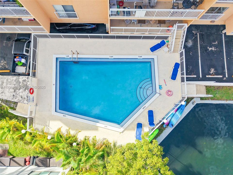 For Sale: $240,000 (2 beds, 2 baths, 935 Square Feet)