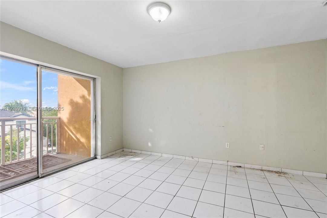For Sale: $240,000 (2 beds, 2 baths, 935 Square Feet)