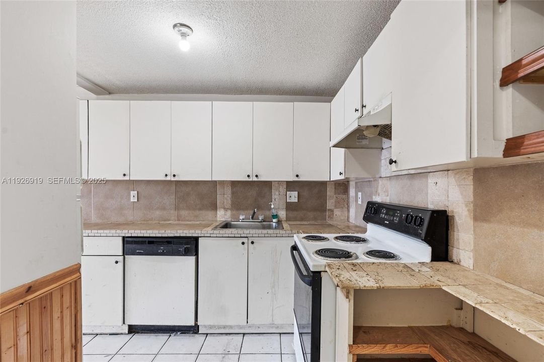 For Sale: $240,000 (2 beds, 2 baths, 935 Square Feet)
