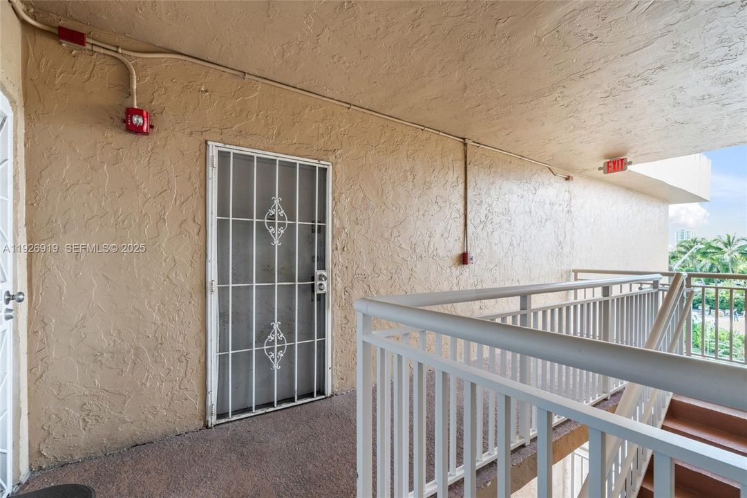 For Sale: $240,000 (2 beds, 2 baths, 935 Square Feet)