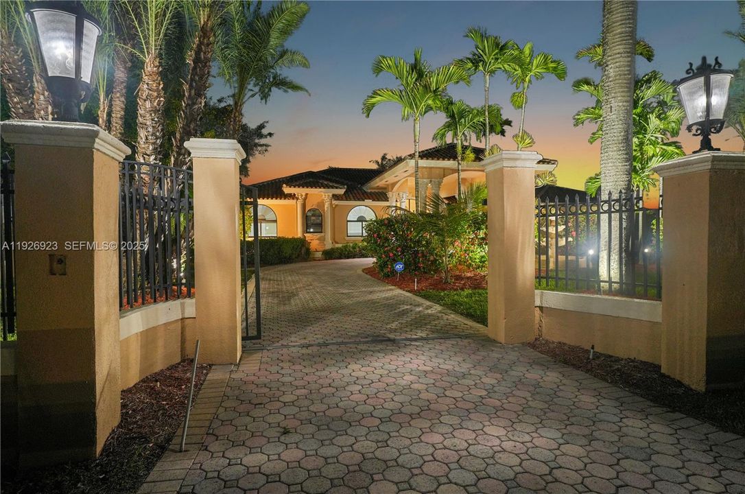 For Sale: $2,949,000 (8 beds, 7 baths, 6068 Square Feet)