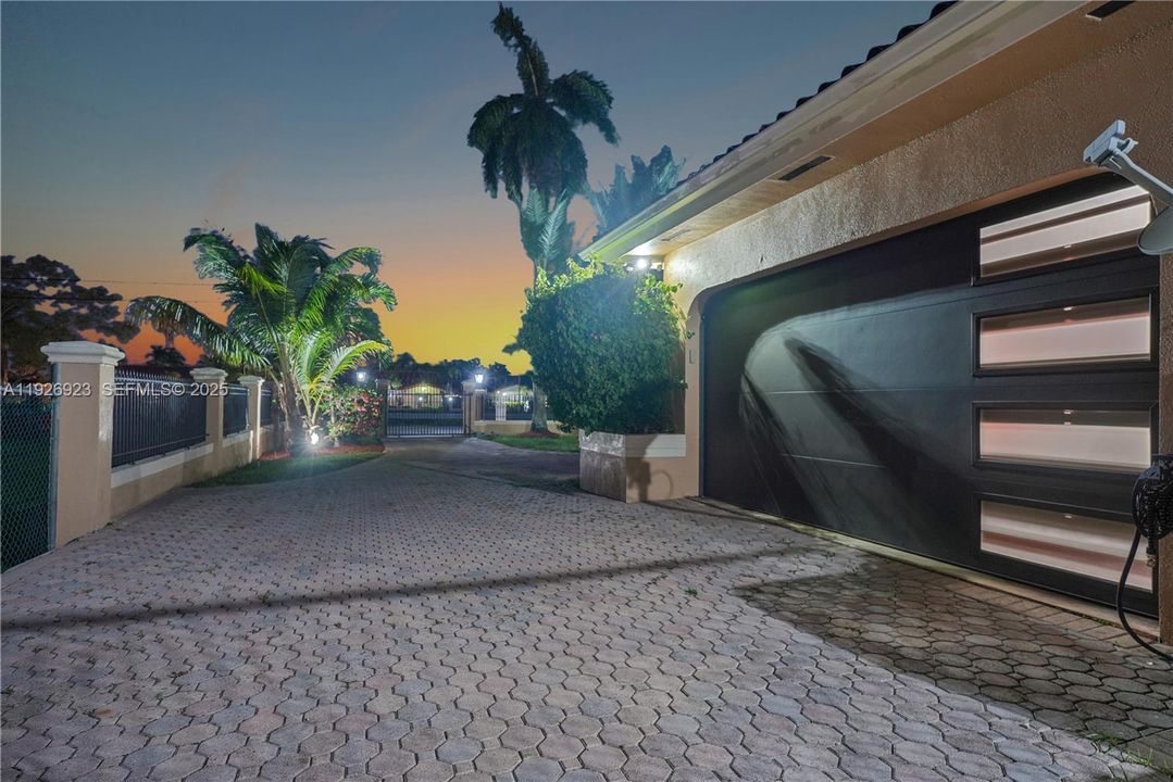 For Sale: $2,949,000 (8 beds, 7 baths, 6068 Square Feet)