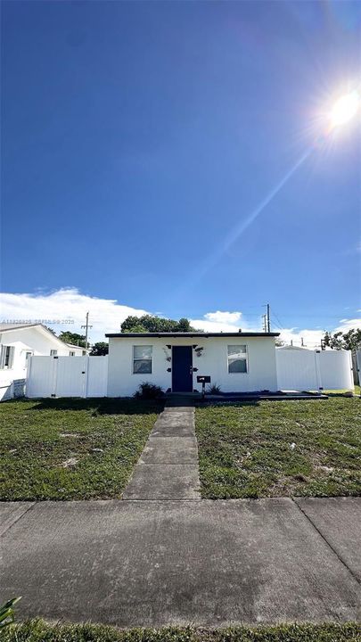 For Rent: $1,850 (2 beds, 1 baths, 576 Square Feet)