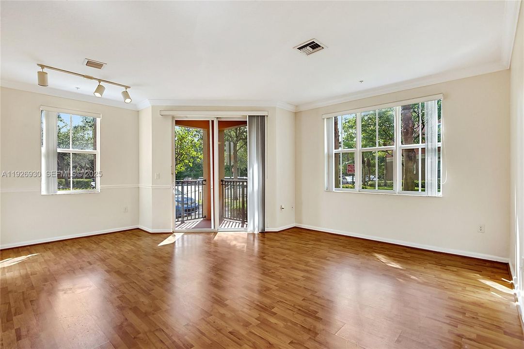 出租: $2,150 (1 贝兹, 1 浴室, 723 平方英尺)