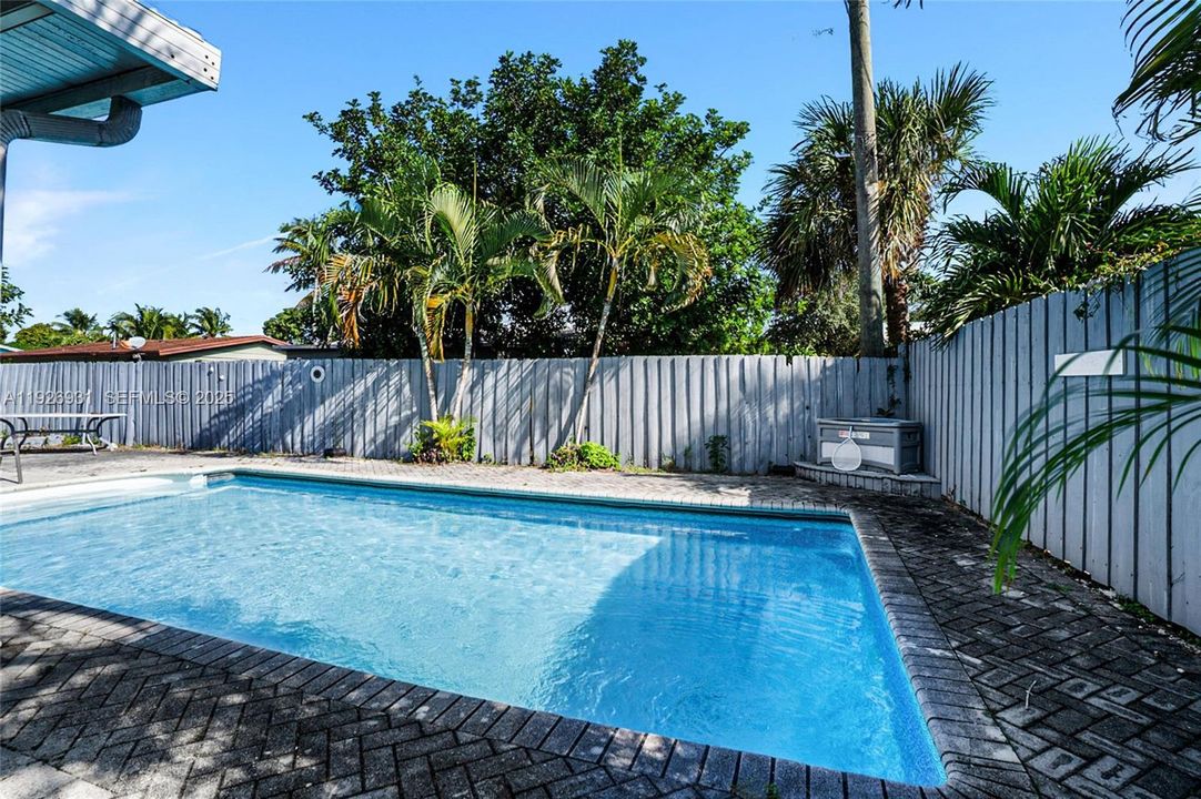 For Sale: $475,000 (4 beds, 2 baths, 1449 Square Feet)