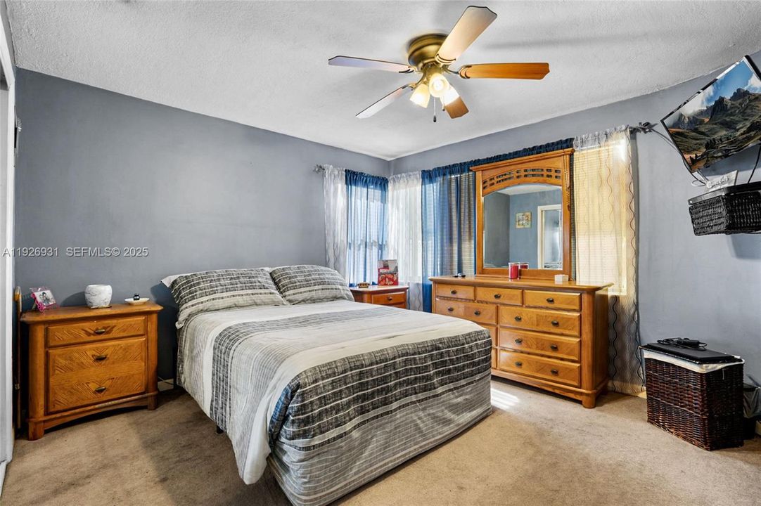 For Sale: $475,000 (4 beds, 2 baths, 1449 Square Feet)