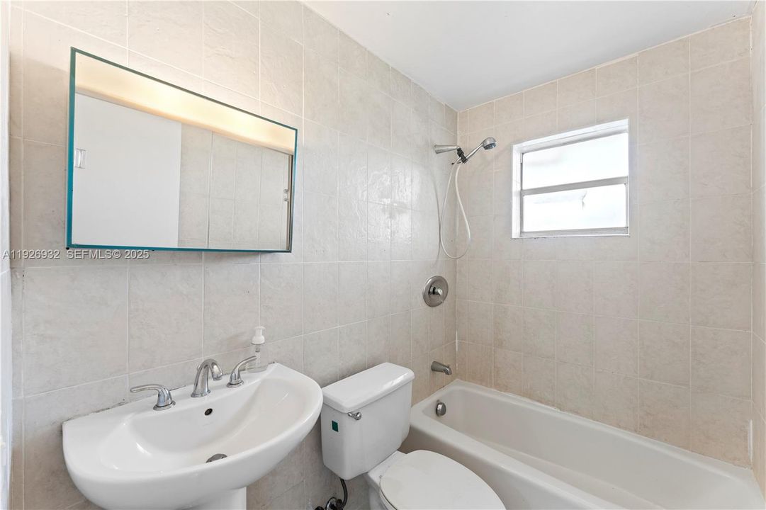 For Sale: $200,000 (1 beds, 1 baths, 611 Square Feet)