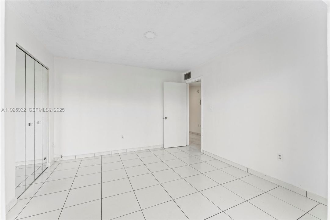 For Sale: $200,000 (1 beds, 1 baths, 611 Square Feet)