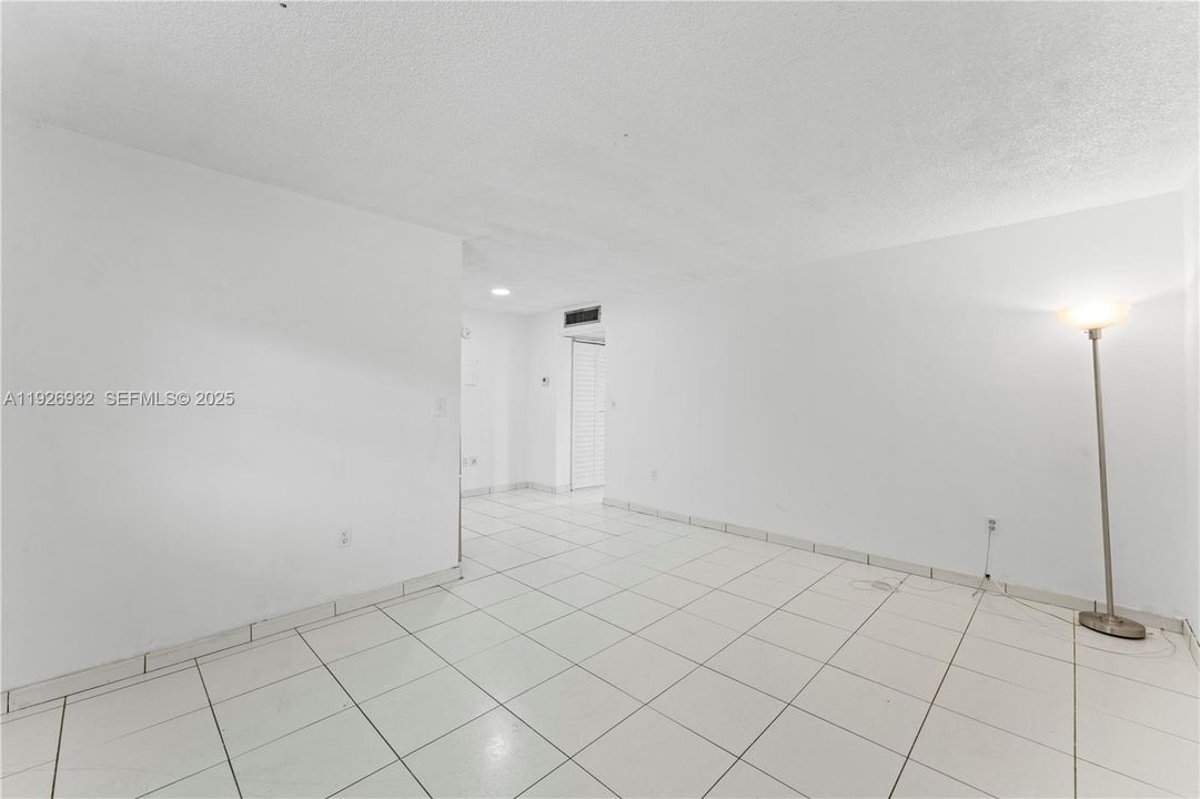 For Sale: $200,000 (1 beds, 1 baths, 611 Square Feet)
