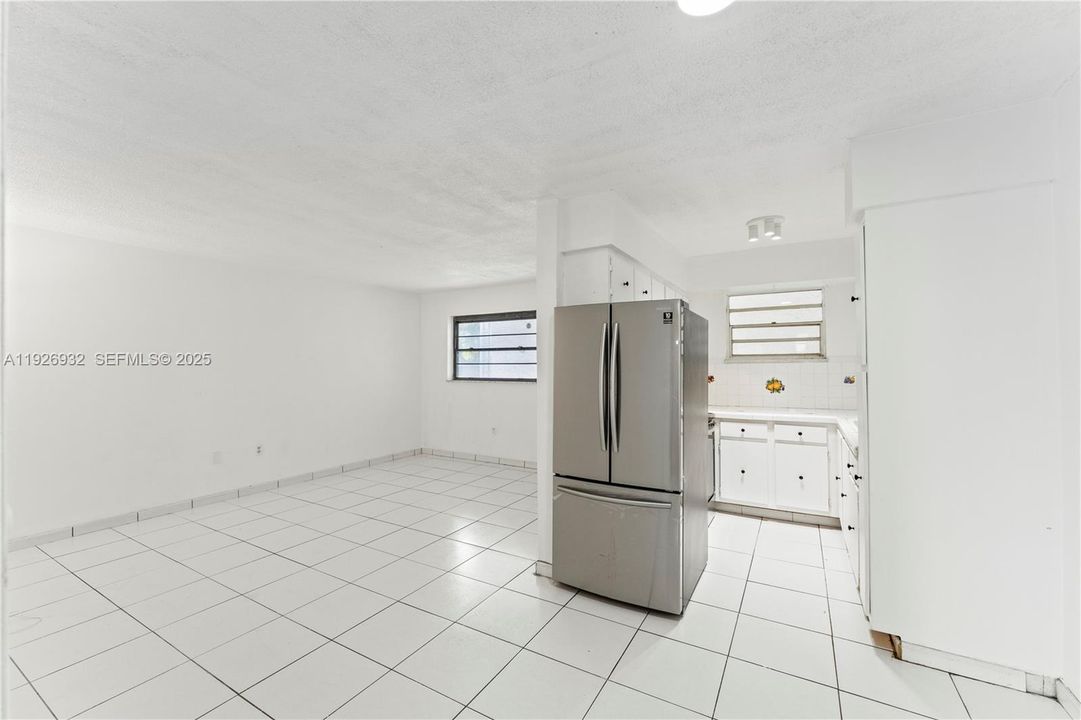 For Sale: $200,000 (1 beds, 1 baths, 611 Square Feet)