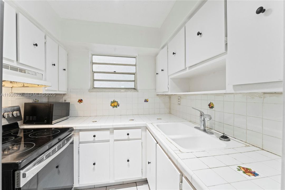 For Sale: $200,000 (1 beds, 1 baths, 611 Square Feet)