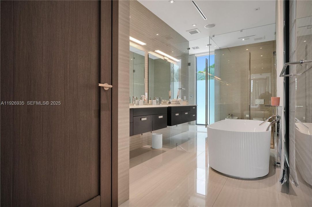 En Renta: $115,000 (5 camas, 5 baños, 5200 Pies cuadrados)