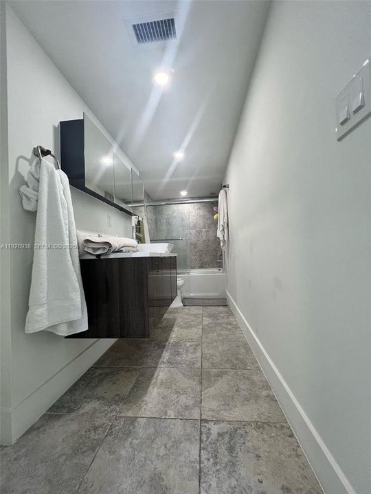 В аренду: $2,500 (1 спален, 1 ванн, 831 Квадратных фут)