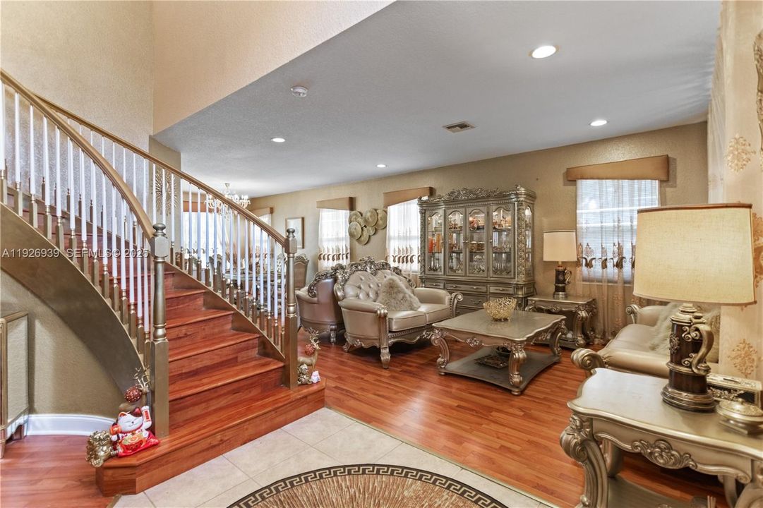 For Sale: $929,000 (5 beds, 3 baths, 3501 Square Feet)