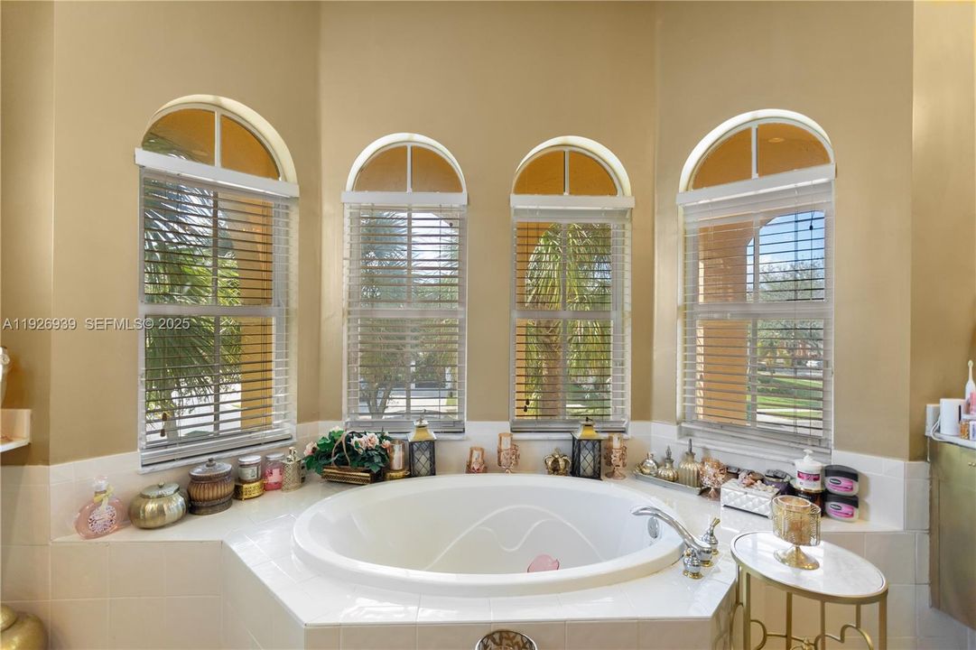 For Sale: $929,000 (5 beds, 3 baths, 3501 Square Feet)