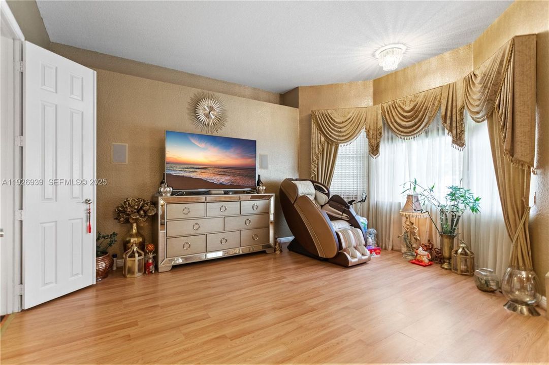 For Sale: $929,000 (5 beds, 3 baths, 3501 Square Feet)