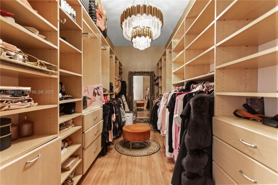 For Sale: $929,000 (5 beds, 3 baths, 3501 Square Feet)